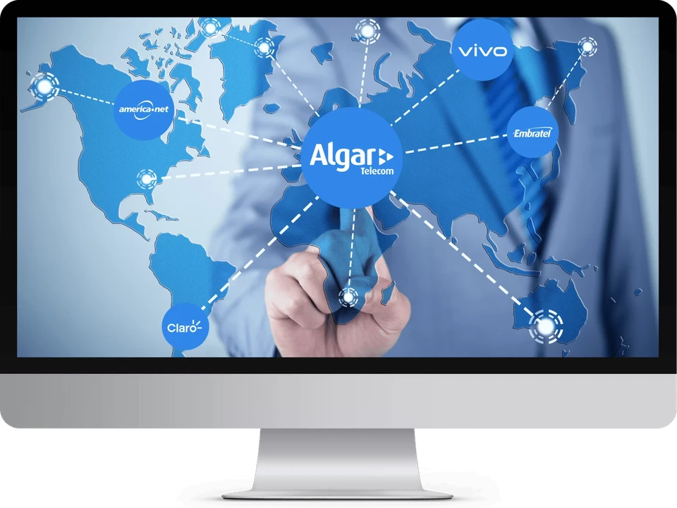Monitor com mapa de conexões de operadoras de telefonia.