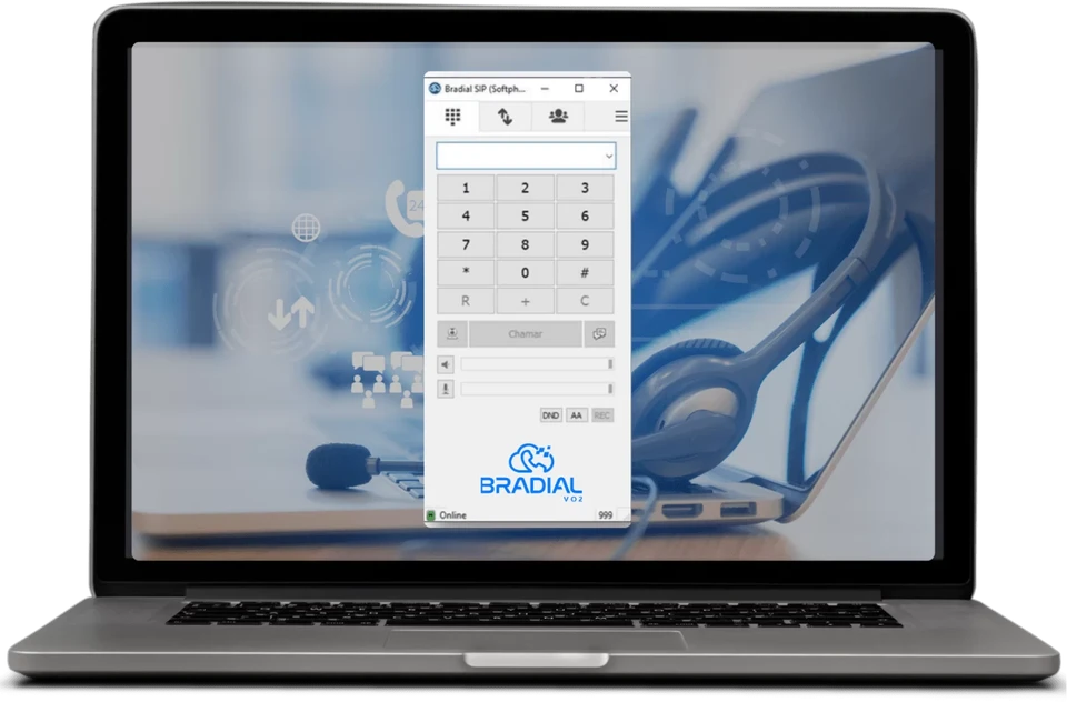 Notebook com softphone Bradial Voz para gerenciar chamadas.